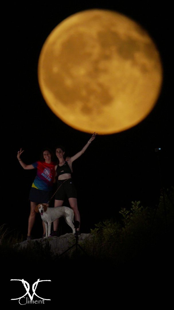 Magia Bajo la Luna: Una Noche de Creatividad con Amigos