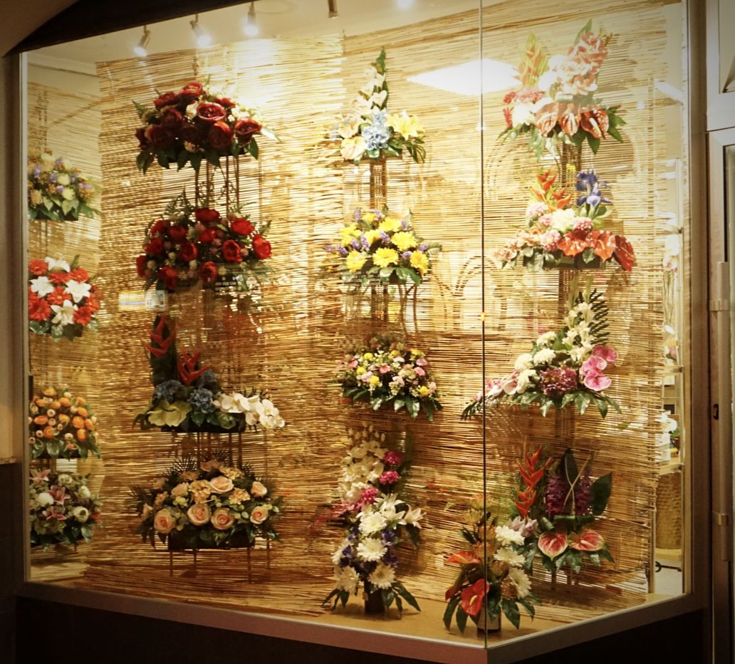 Nuestro Escaparate de Todos los Santos: Tradicion, Belleza y Anticipacion